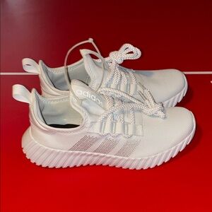 Adidas Men’s Triple white NWT 9.5M